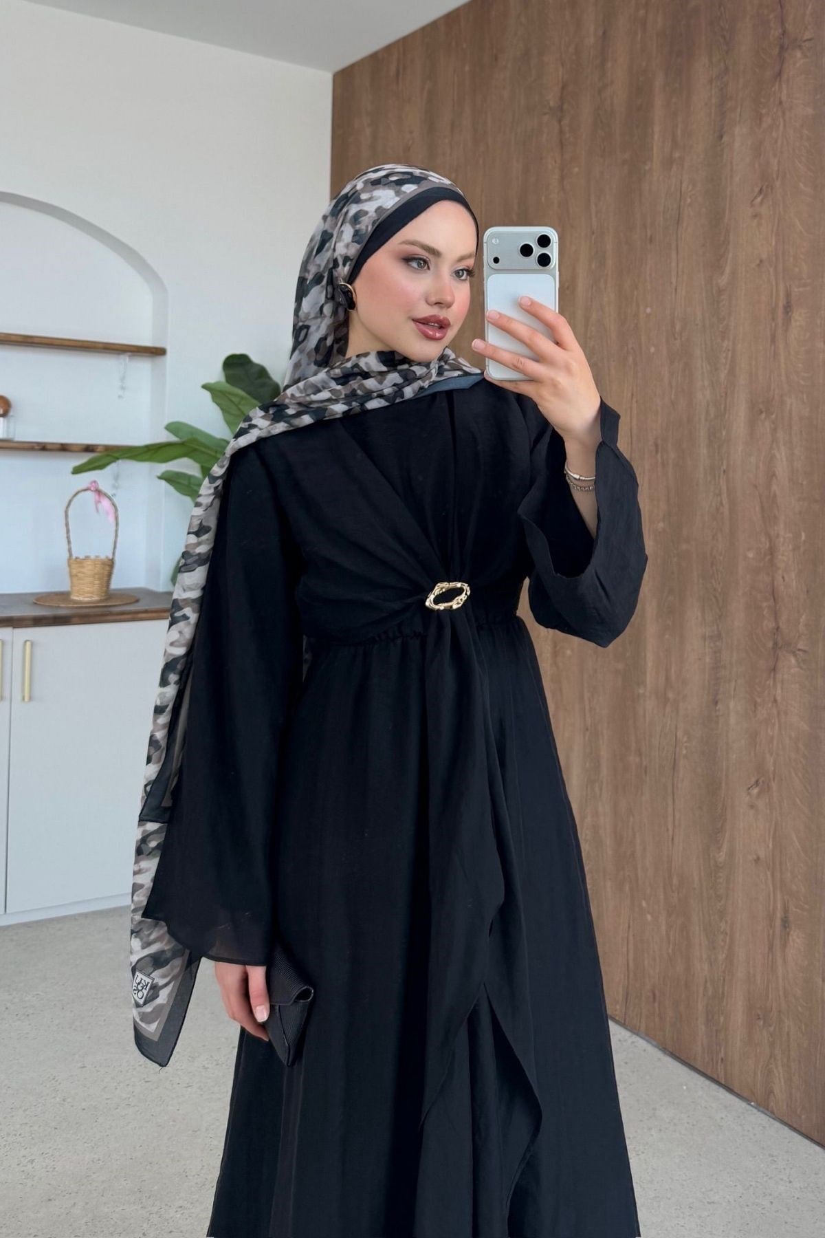 Fidan Broş Detaylı Elbise