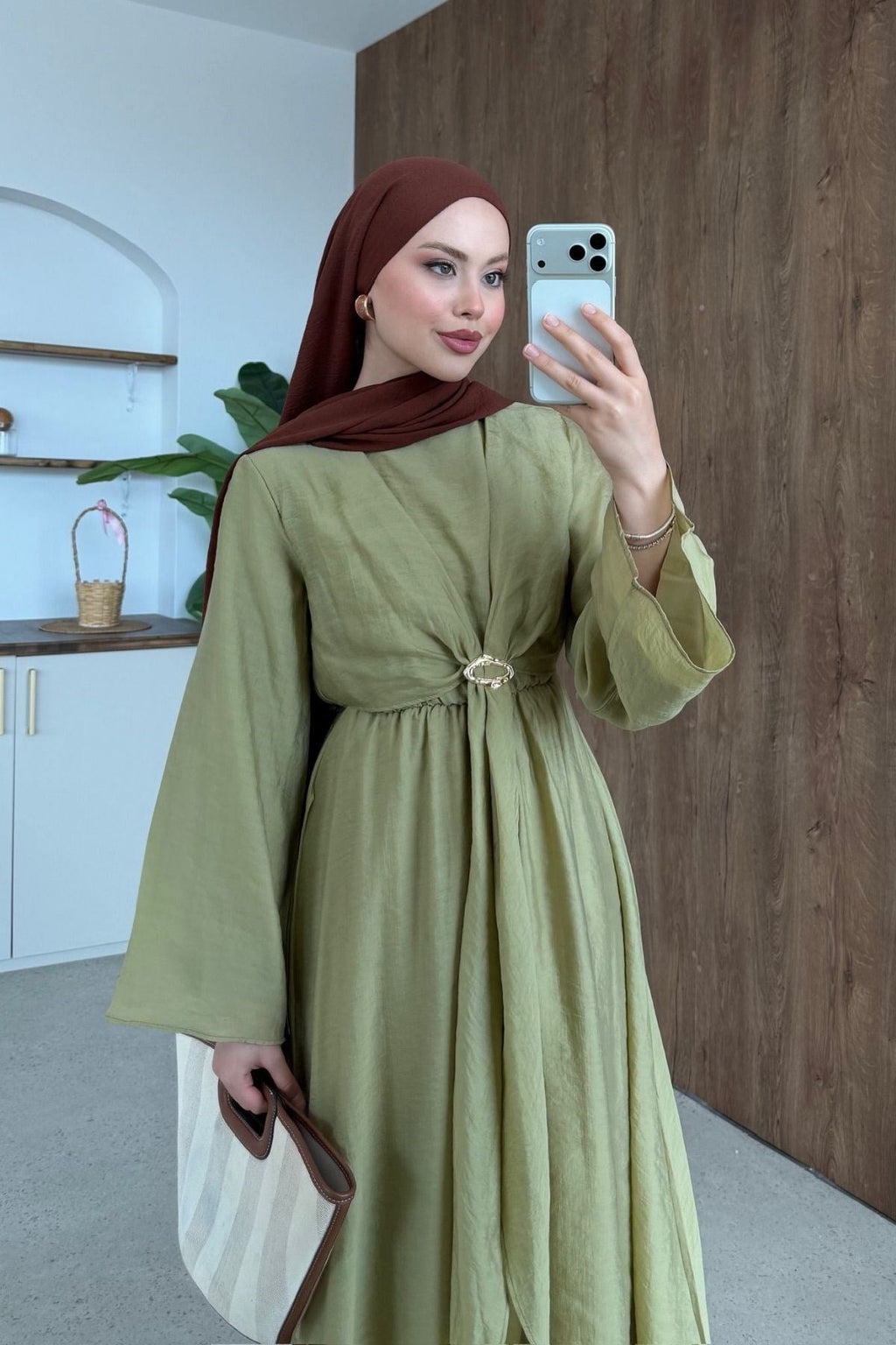 Fidan Broş Detaylı Elbise