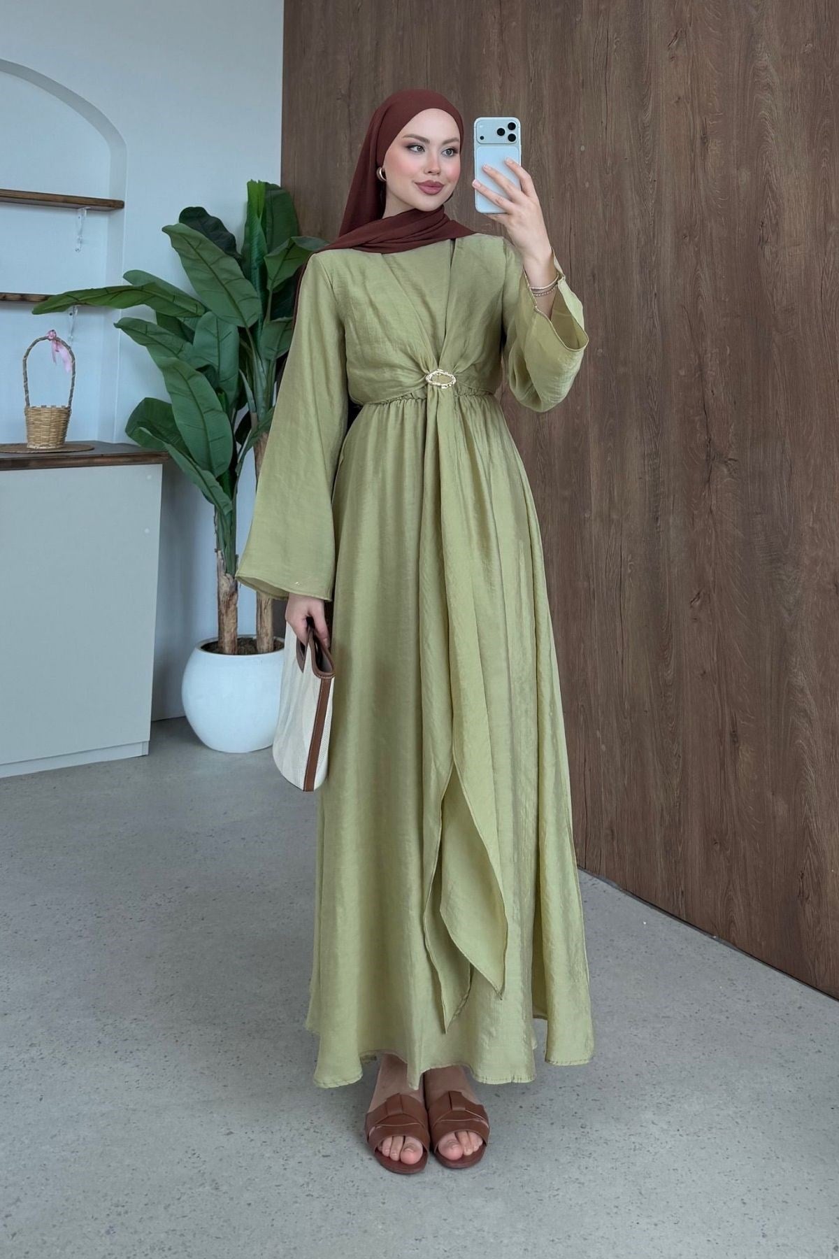 Fidan Broş Detaylı Elbise